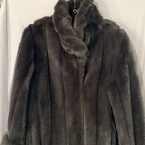 ✅NEW TERRY LEWIS FAUX FUR JACKET.  SIZE LARGE.  COLOR - GUNMETAL